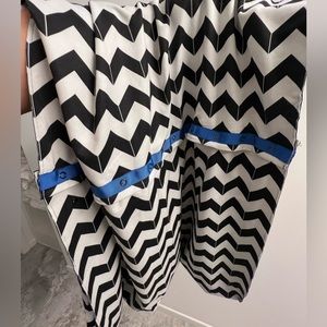 Like new never worn Lululemon vinyasa infinity scarf. Reversible chevron/black